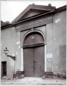 Porten till diakonissanstalten på Ersta. 1903. Foto: Larssons Ateljé. Stockholms stadsmuseum, Stockholmskällan